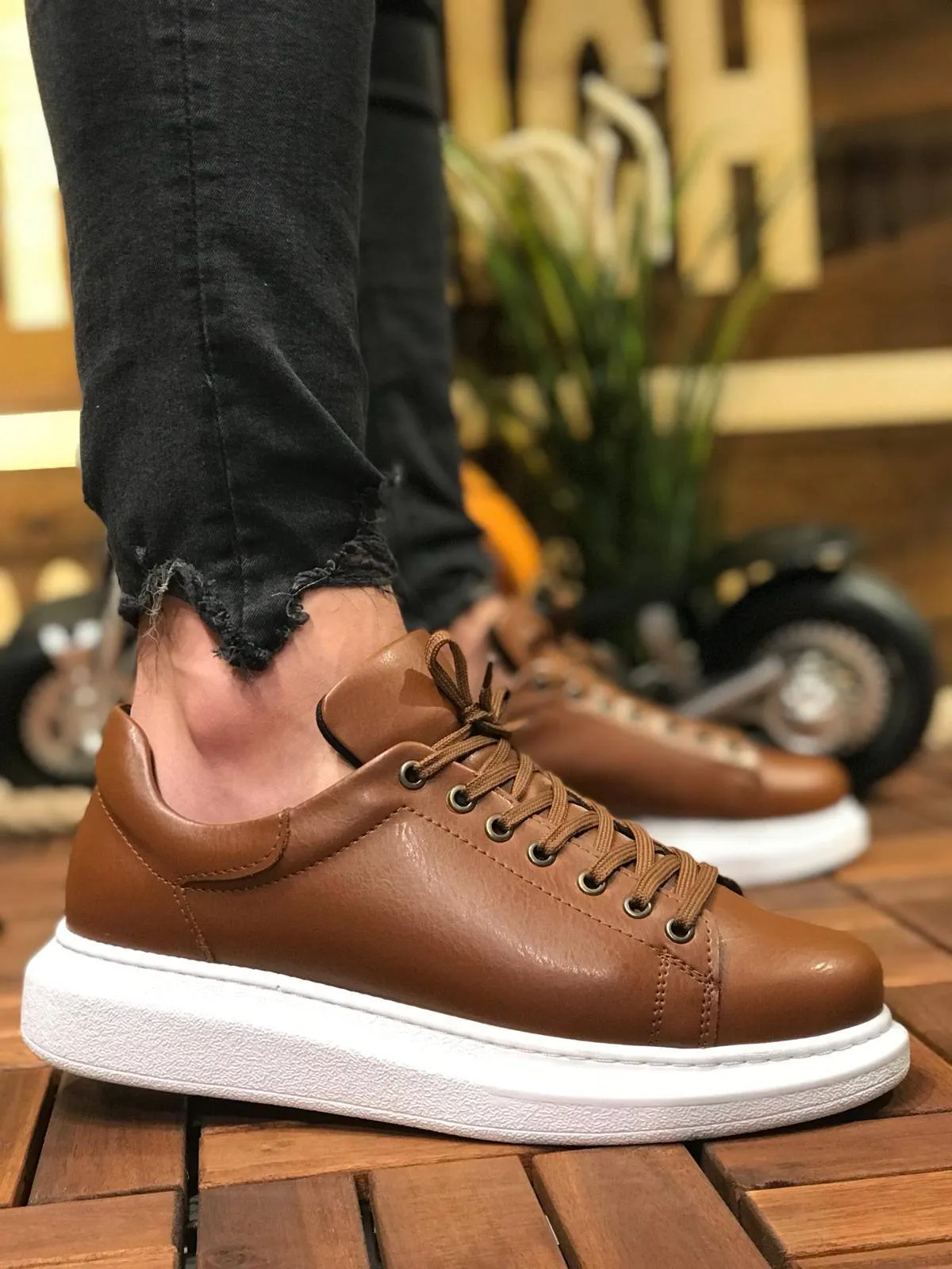 Brown Sneaker CH257